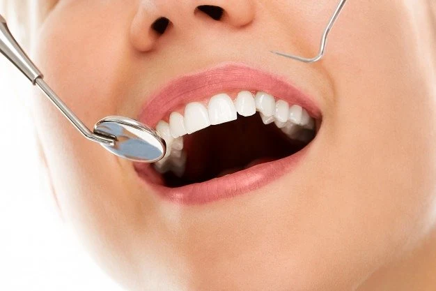 dentist with smile 144627 886 1